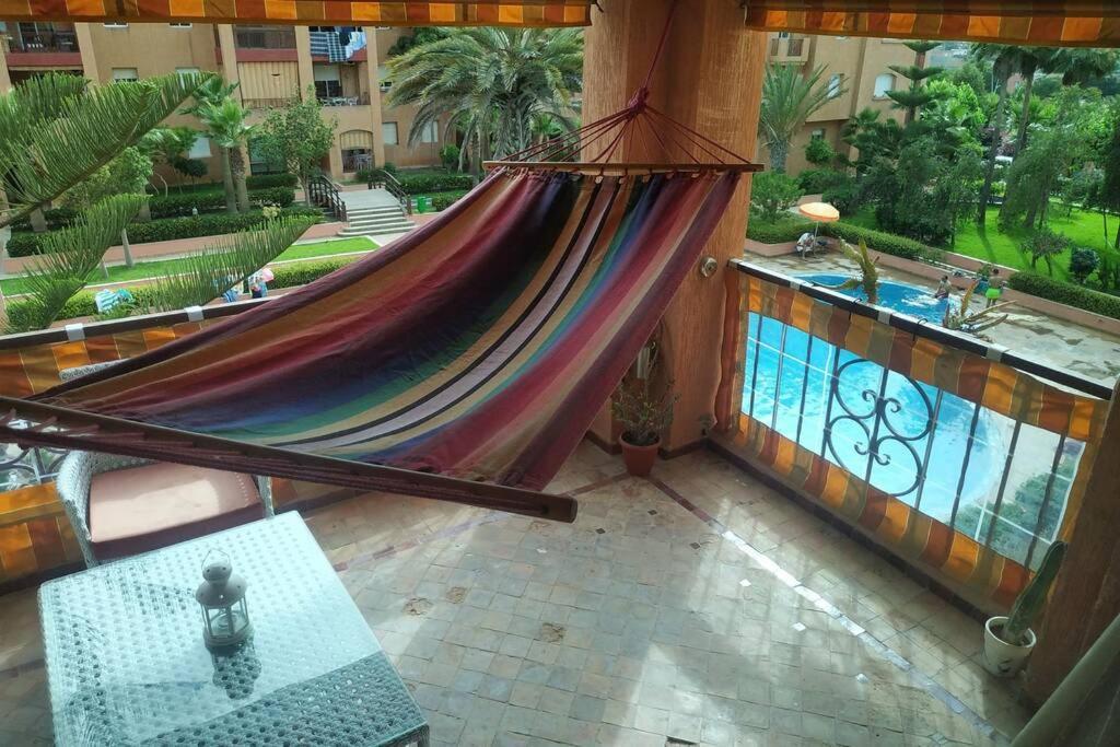 Superbe appartement en résidence privée devant la mer avec piscine Bouznika Esterno foto
