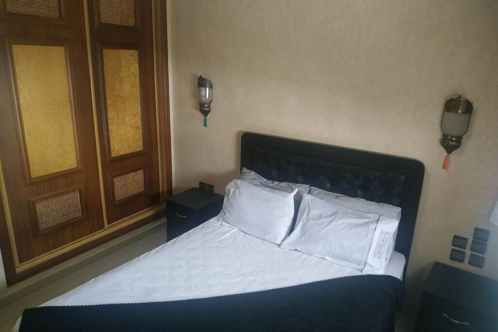 Superbe appartement en résidence privée devant la mer avec piscine Bouznika Esterno foto
