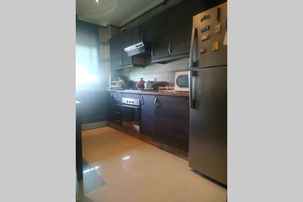 Superbe appartement en résidence privée devant la mer avec piscine Bouznika Esterno foto