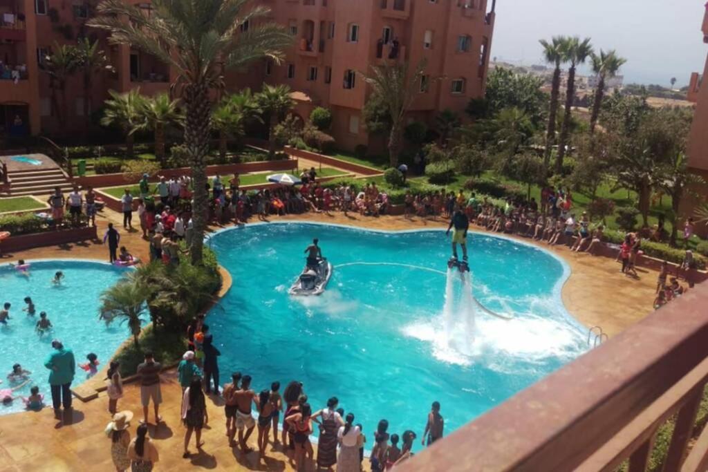 Superbe appartement en résidence privée devant la mer avec piscine Bouznika Esterno foto