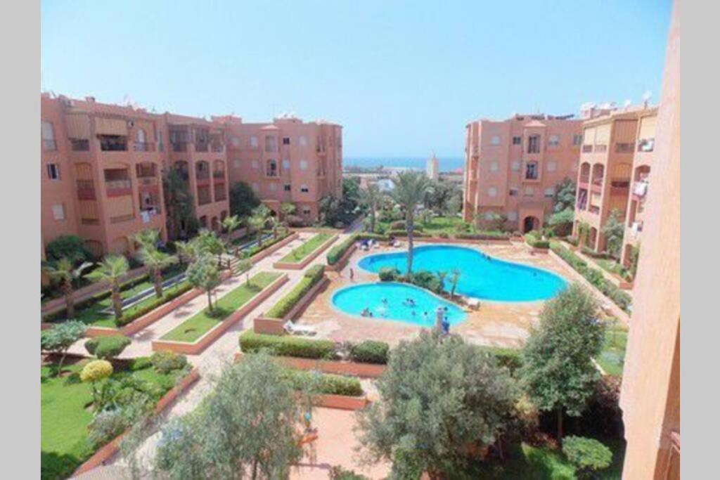 Superbe appartement en résidence privée devant la mer avec piscine Bouznika Esterno foto
