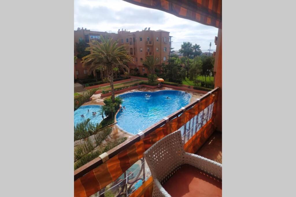 Superbe appartement en résidence privée devant la mer avec piscine Bouznika Esterno foto