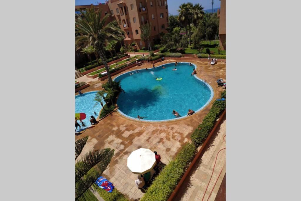 Superbe appartement en résidence privée devant la mer avec piscine Bouznika Esterno foto