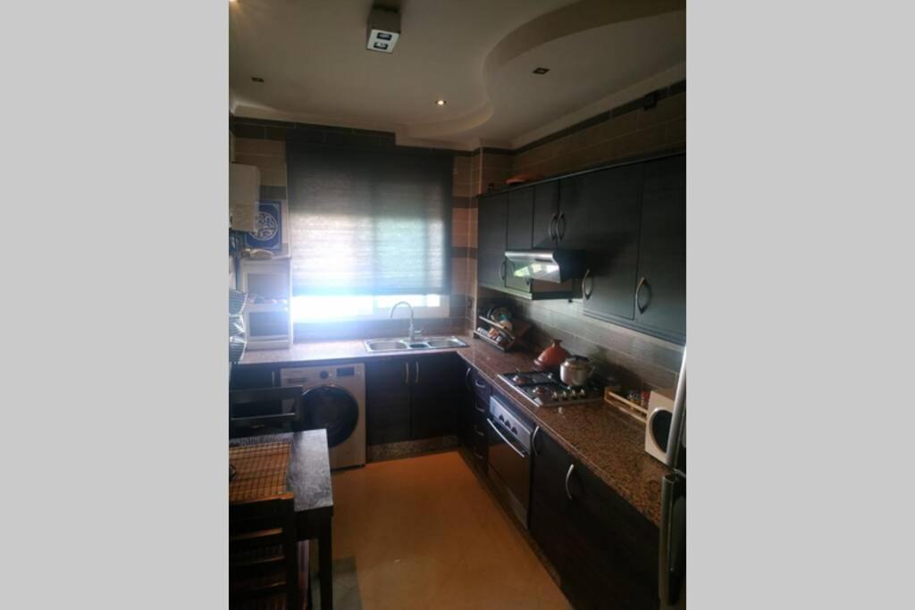 Superbe appartement en résidence privée devant la mer avec piscine Bouznika Esterno foto